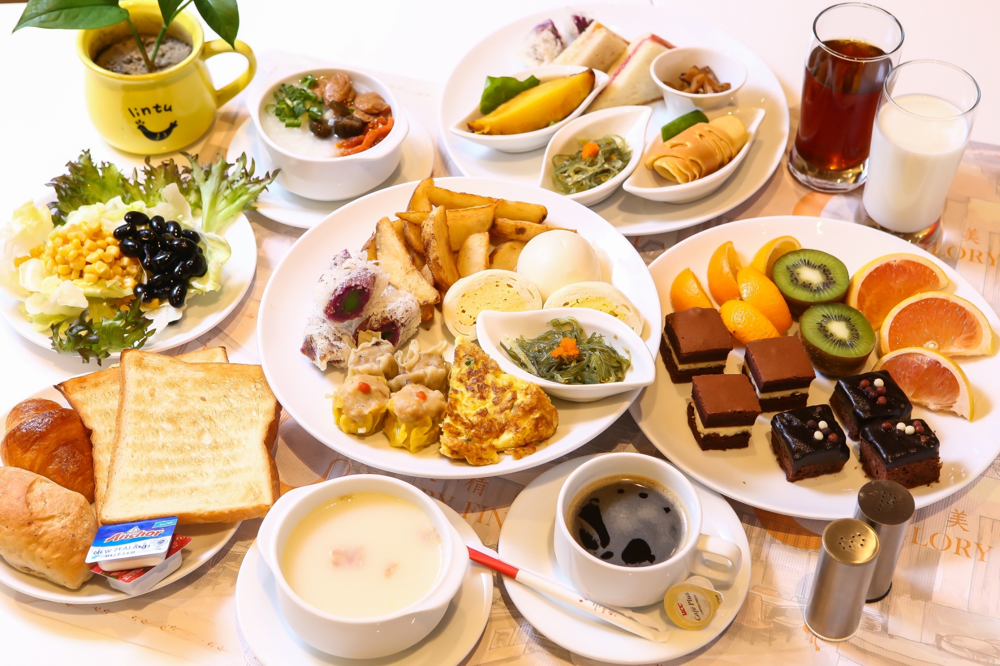 台南『荣美金郁金香酒店-凤凰厅』平假日自助式早餐券 特价$300